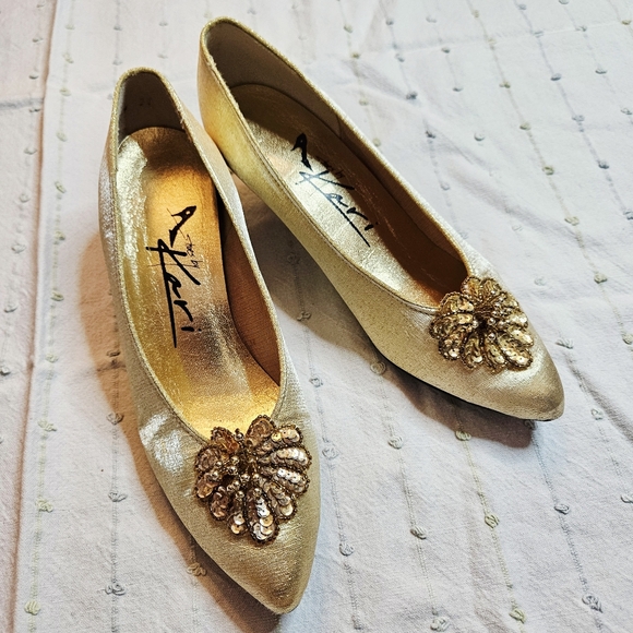 Vintage Gold Pumps With Beaded Floral Toe Detail 8.5/9 - Picture 2 of 11